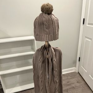 Beige Tory Burch knit scarf and hat